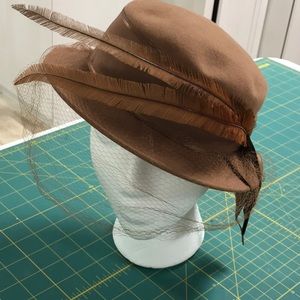 Vintage Merrimack hat !  Feather!